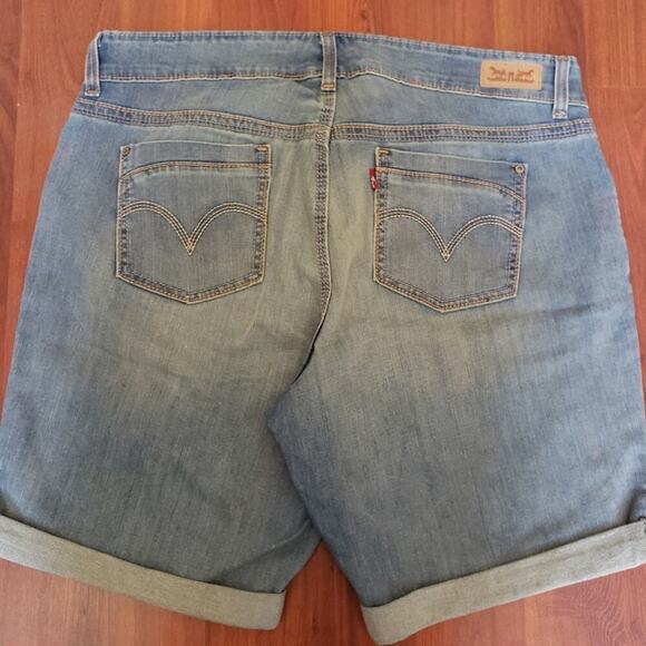 LEVIS LIGHT WASH COTTON CUFFED SHORTS SIZE 18 - Picture 3 of 6
